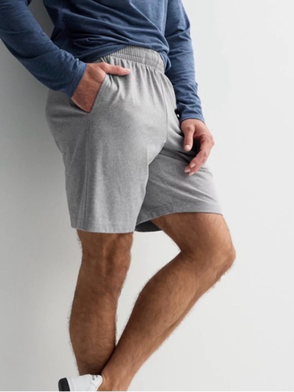 Men’s Tek Gear Shorts. Hits at the knee. Large. New